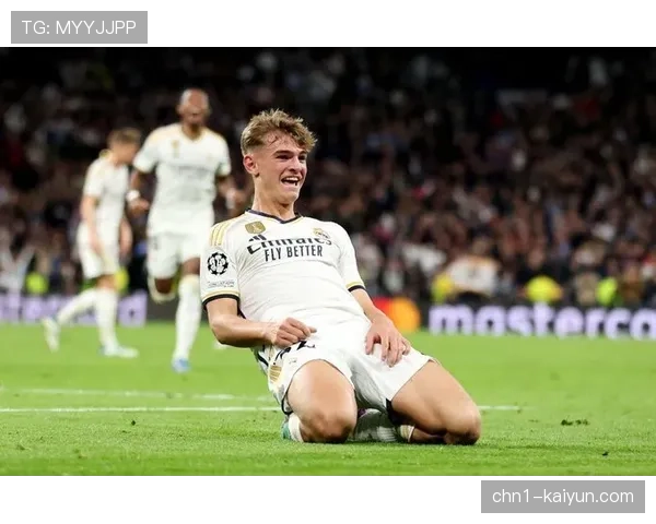 尼科·帕斯成科莫中场核心，荣膺上赛季最佳新秀